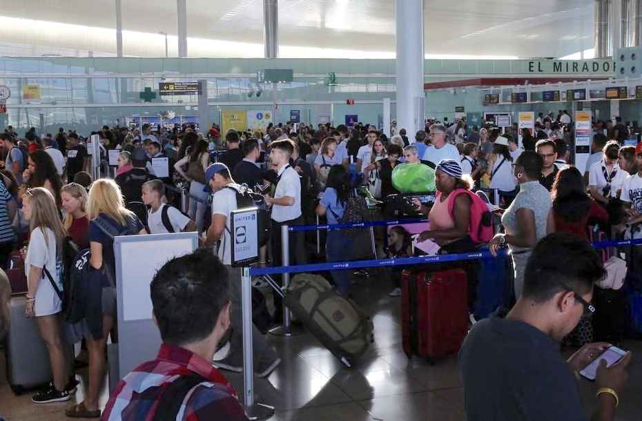 Pasajeros reclamando vuelo en aeropuerto