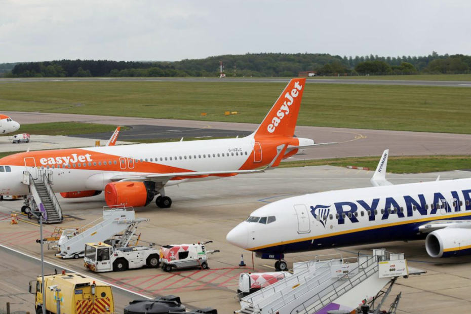 Avión de EasyJet y Ryanair parados en el aeropuerto